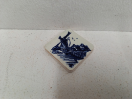 Klein Delfts tegeltje met een molen 4 cm. / Small Delft tile with a windmill 1.57 inch.