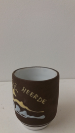 Mooi vaasje met een geel hertje / Nice little vase with a yellow dear