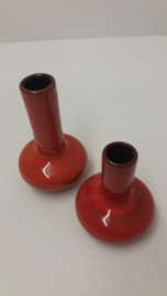 Setje van 2 vaasjes in rood zelfde model / Set of 2 little vases red same model