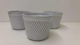 Bloempot in wit ribbel nummer 2045-2 Erica / Planter in white rib number 2045-2 Erica