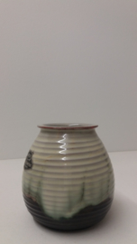 Adco klein ribbel vaasje groen 11 cm. / Adco small ribbed vase green 4.3 inch.