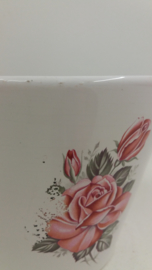 Bloempot in wit met roze rozen / Planter in white with pink roses