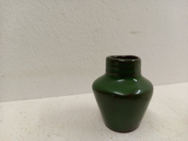Klein donker groen vaasje 4.5 x 3.5 cm. / Little vase in dark green 1.77 x 1.37  inch.