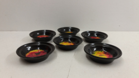 Setje retro schaaltjes in bruin 6 stuks / Set retro bowls in brown 6 pieces.