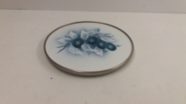Schaal met blauwe pruimen Delfts / Bowl with blue grapes Delfts