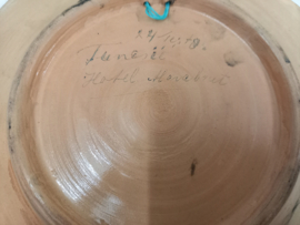 Bord met fluitende man 21,5 cm. / Sign with whistling man 21,5 cm.