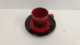 Rood en bruine kop en schotel  / Red and brown cup and saucer
