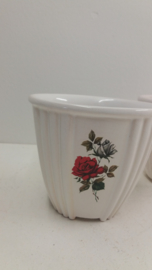2 witte bloempotjes met roosjes nr. 2 / 2 white planters with roses nr. 2