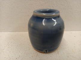 J vaasjes in blauw 3 tot en met 5.5 cm. / Little J vases in blue 1.18 till 2.16 inch