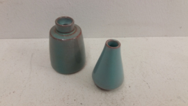 2 blauwe vaasjes 6.5 en 5.5 cm. / 2 blue vases 2.55 and 2.16 inch.
