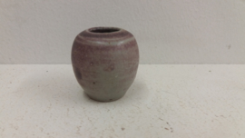 J vaasje in grijs paars 4 cm. / Little J vase in gray and purple 1.57 inch
