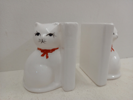 Boekensteuntjes in wit keramiek poesjes. / Bookends in white ceramics pussies