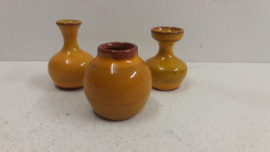 Kleine vaasje  in groen gemerkt JH 4 cm. / Small vase in green marked JH  1.57 inch.