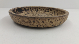 Schaal in bruin met witte bruisglazuur / Bowl in brown with white fatlava