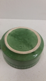 Oude sauskommetje in groen nr. 3528. / Old sauce bowl green nr. 3528