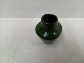 Klein groen vaasje 4.5 x 4 cm. / Little vase in green 1.77 x 1.57  inch.
