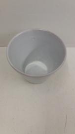 Wit bloempotje met ribbels nr. 2110 /  White planter with ribs number 2110
