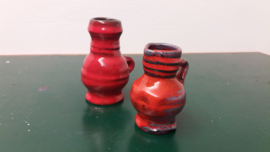 2 rode kannetjes met afwijkend oortje  / 2 red little jugs different handle
