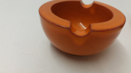 Setje asbakken in oranje glazuur  / Set ashtrays in orange glace