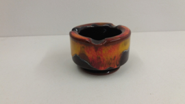Asbak met oranje en rode afwerking / Ashtray black with red and orange finish