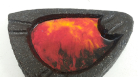 Mooi gevormde asbak rood gevlamd / Nice shaped ashtray red flames