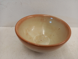 Mooi schaaltje gemerkt H v D en 393-2 oker / Nice bowl marked H v D and 393-2 ocher
