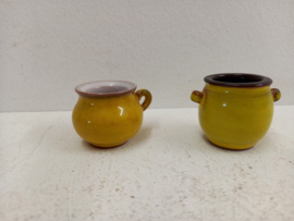 2 kleine witte vaasjes 4 cm. / 2 little white vases 1.57 inch.