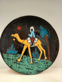 Bord met man op een kameel 23 cm. / Plate with man on a camel 23 cm.