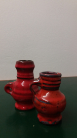 2 rode kannetjes met afwijkend oortje  / 2 red little jugs different handle