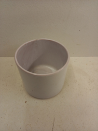 Witte bloempot in nummer 2119 / White planter in number  2119