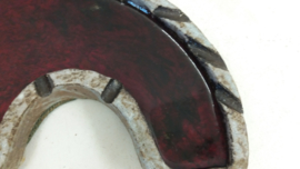 Asbak in grove klei met rode binnenkant / Ashtray in coarse clay red inside