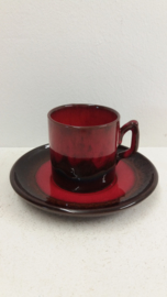 Rood en bruine kop en schotel  / Red and brown cup and saucer