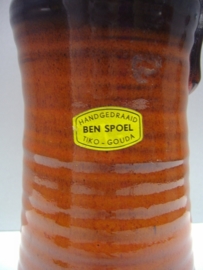 Ben Spoel kan in rood en groen 27 cm. / Ben Spoel jug in green and red 10.6 inch.