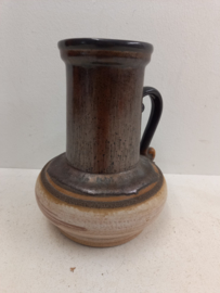 Strehla kan in bruin fatlava nr. 9011  / Strehla jug in brown fatlava nr. 9011