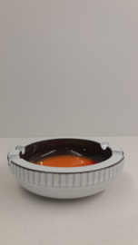 Asbak in wit met rode geel oranje binnenkant / White ashtray red orange yellowinside