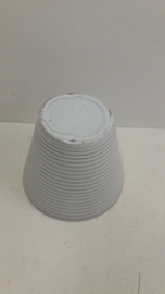 Wit bloempotje met ribbels nr. 2110 /  White planter with ribs number 2110