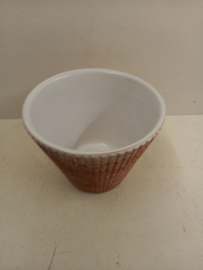 Bloempot in wit rood met ribbels maat 4 / Nice planter in white red with ribs size 4