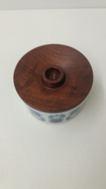 Een deksel doosje in wit met blauw decor.  / A lid box in white with blue decor.