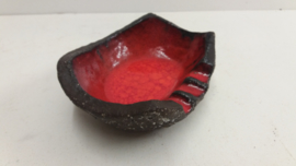 Mooie oranje rode asbak in chamotte klei. / Nice orange ashtray red in chamotte clay