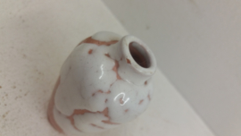 Beige mini vaasje met dikke witte glazuur 6.5 cm. / Beige mini vase with fat white glace 2.55 inch.