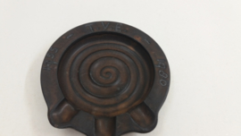 Bruine asbak van Jan de Graaf 13.5 cm. / Brown ashtray by Jan de Graaf 5.3 inch.