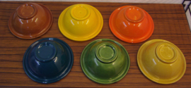 Snack schaaltjes in retro kleuren 14 cm.  /  Snack bowls in retro colors 5.5 inch.