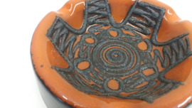 Strehla oranje asbak met fatlava 14 cm. / Orange ashtray with fatlava 5.1 inch.