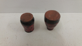 Kleine fatlava vaasjes in bruin met rood. / Small fatlava vases in brown with red.