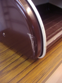 Broodtrommel in bruin en crème wit / Breadbin in brown and crème.