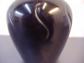 Zwart vaasje met krul 10 cm. Erica / Little black vase with curl 3.9 inch. Erica