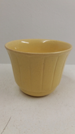 Gele bloempot in nummer 2117 / Yellow planter in number 2117