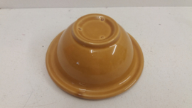 Snack schaaltje in oker 14 cm.  /  Snack bowl in ocher 5.5 inch.