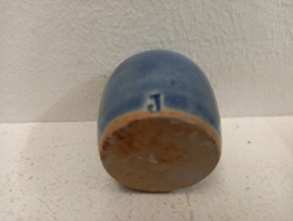 J vaasjes in blauw 3 tot en met 5.5 cm. / Little J vases in blue 1.18 till 2.16 inch