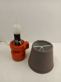 Oranje tafellampje met stoffen kap / Orange little table lamp with fabric shade